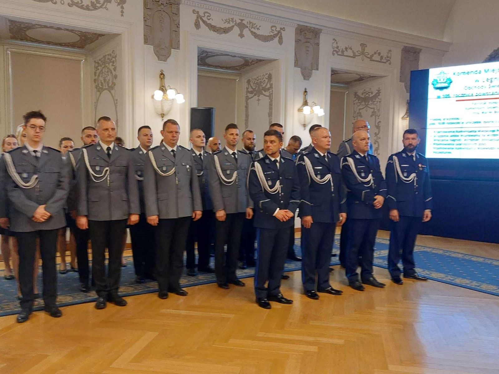 Awanse, odznaczenia i listy gratulacyjne dla policjantów