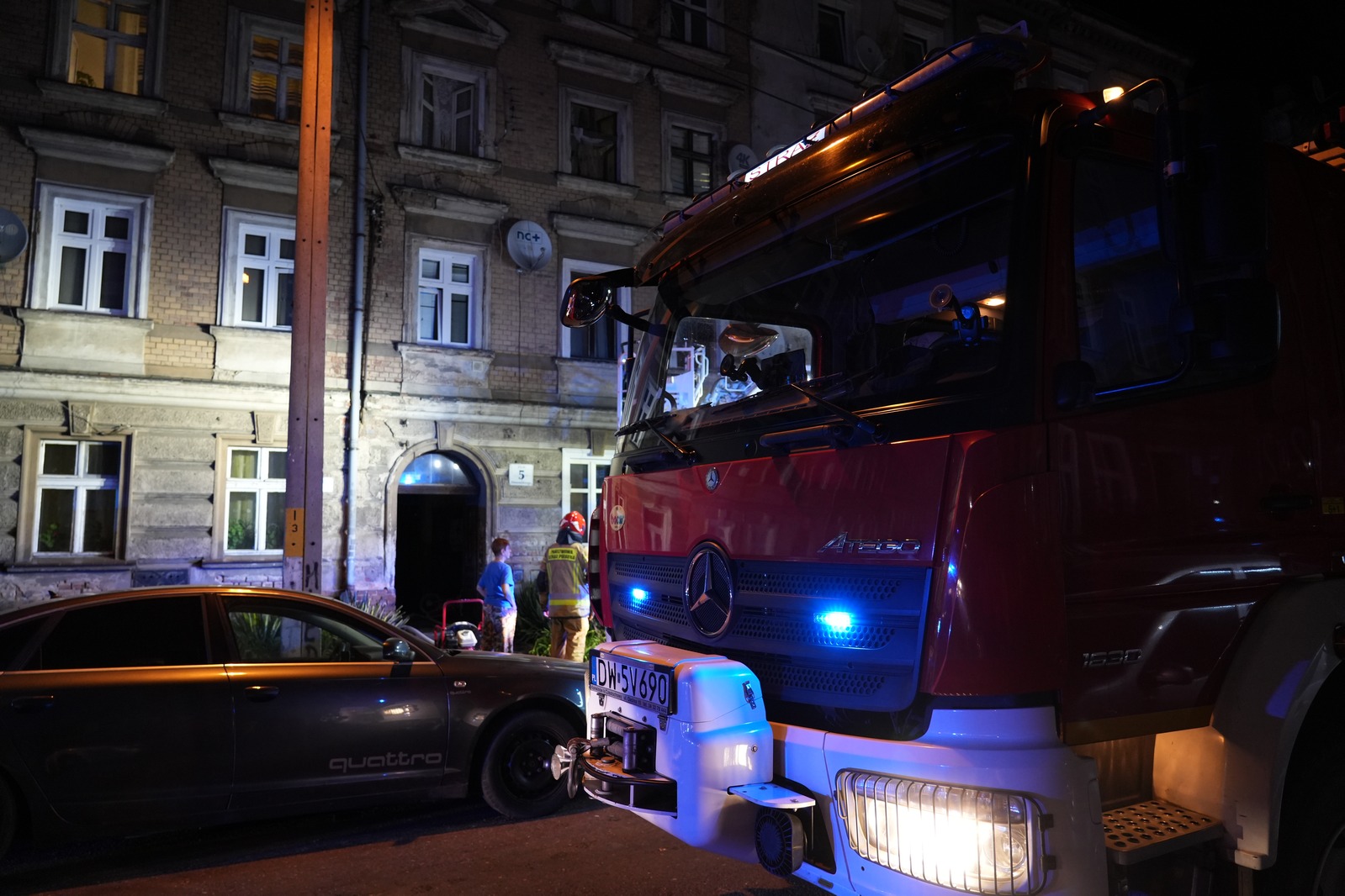Pożar mieszkania przy Dmowskiego. Jedenaście osób ewakuowanych