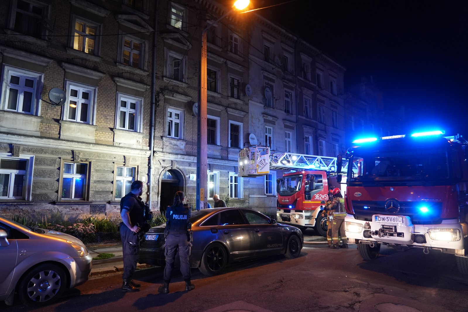 Pożar mieszkania przy Dmowskiego. Jedenaście osób ewakuowanych
