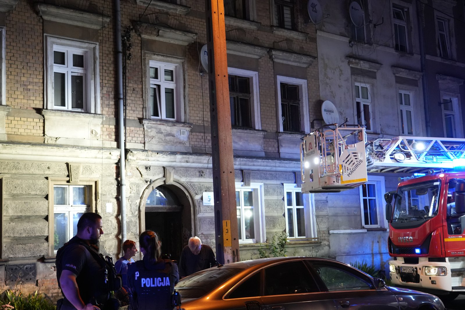 Pożar mieszkania przy Dmowskiego. Jedenaście osób ewakuowanych