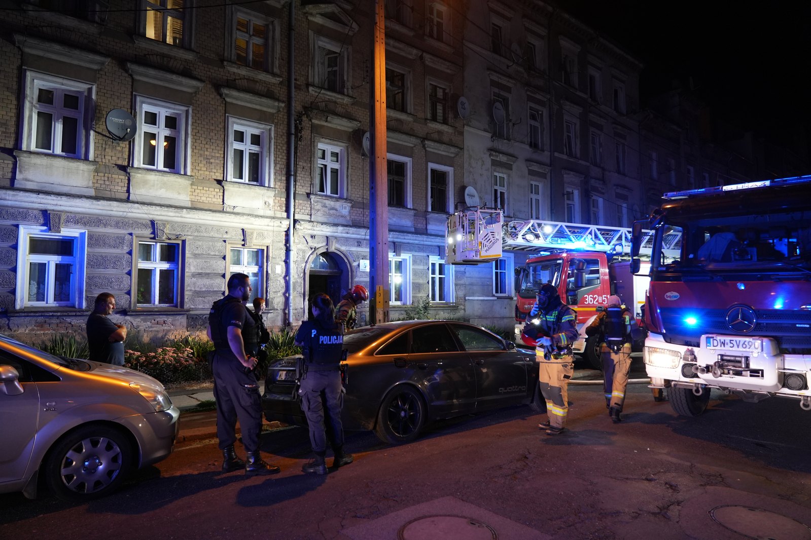 Pożar mieszkania przy Dmowskiego. Jedenaście osób ewakuowanych