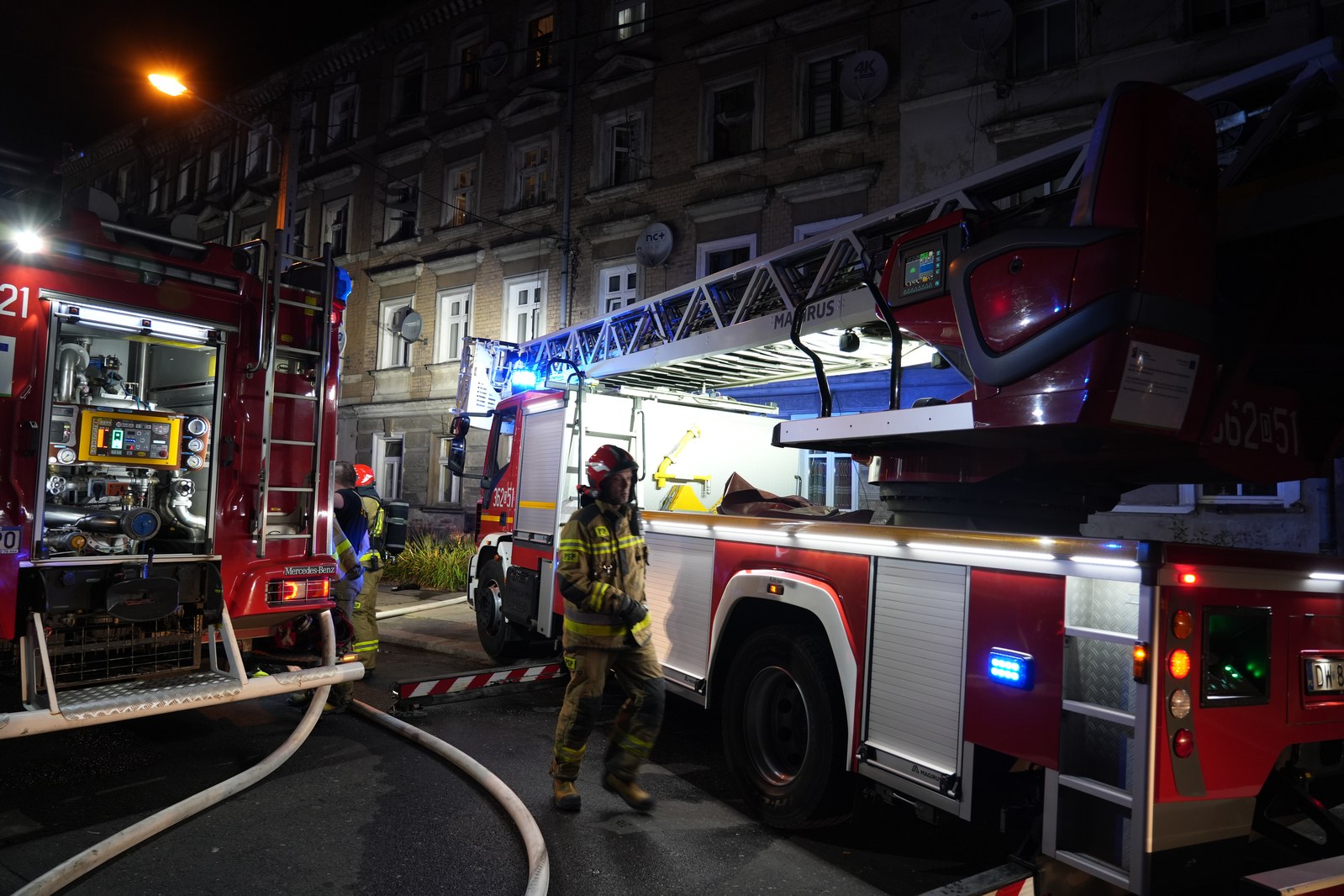 Pożar mieszkania przy Dmowskiego. Jedenaście osób ewakuowanych