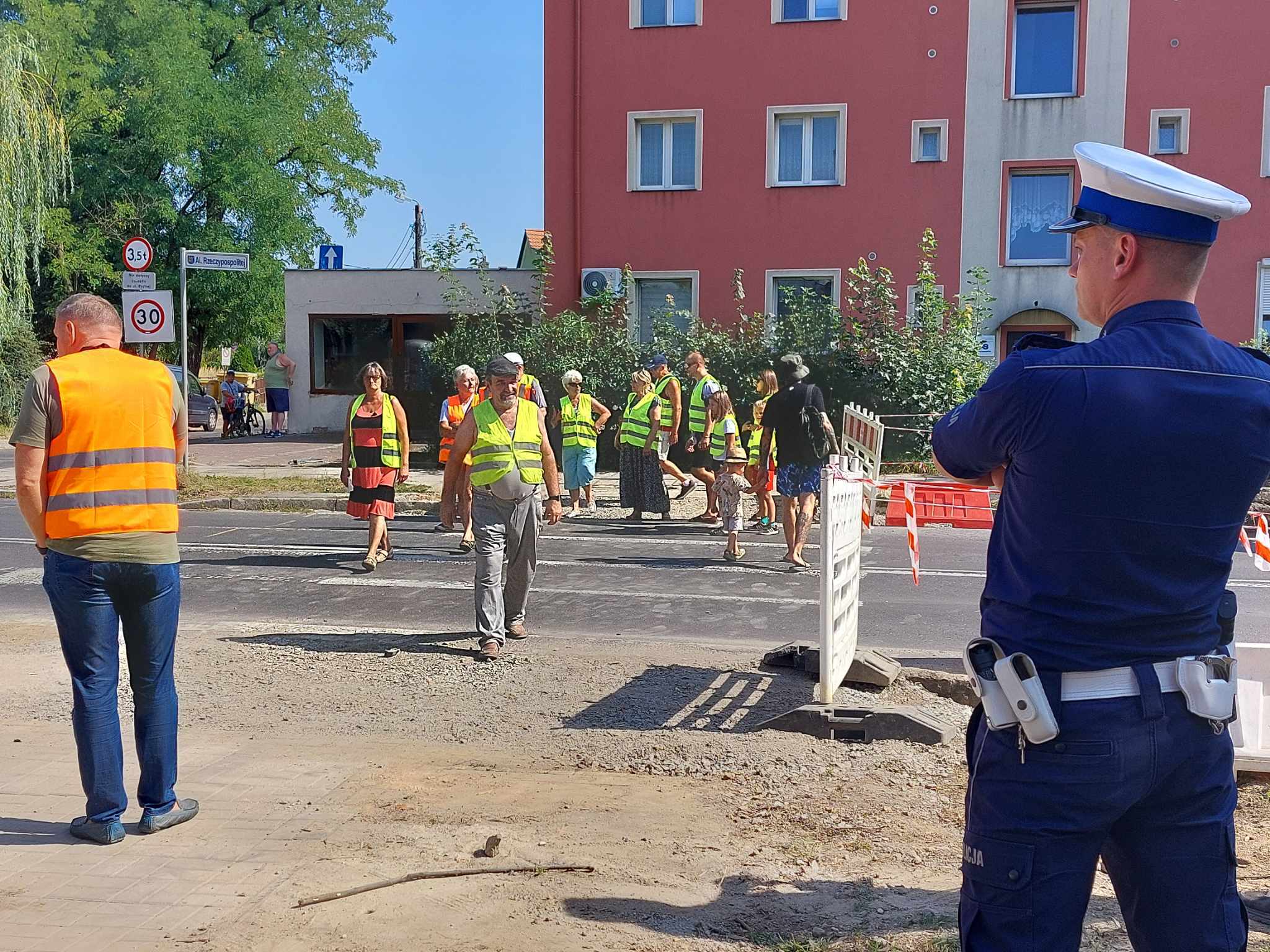 Protestowali przeciwko likwidacji  wjazdu na podwórze