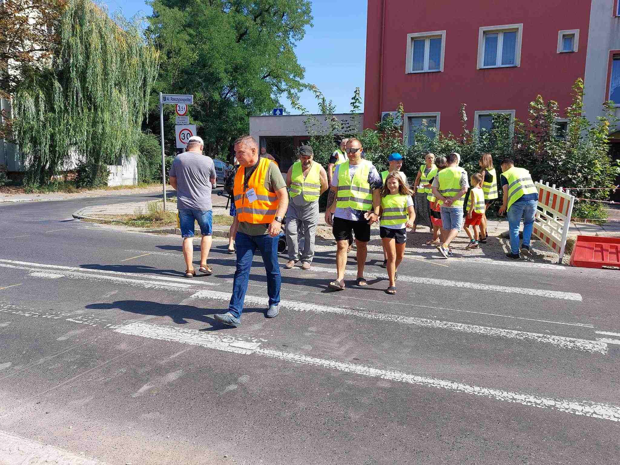 Protestowali przeciwko likwidacji  wjazdu na podwórze
