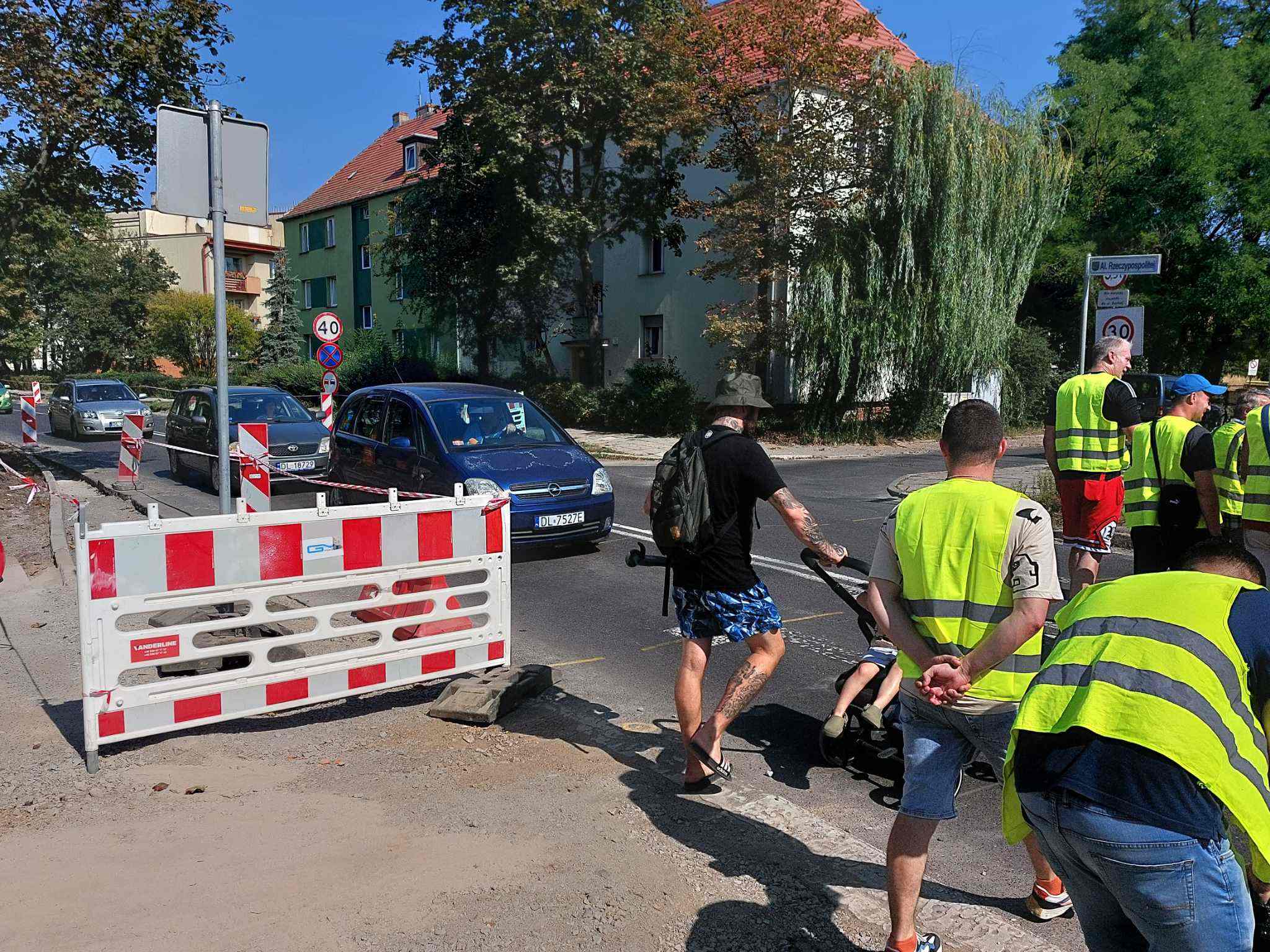 Protestowali przeciwko likwidacji  wjazdu na podwórze