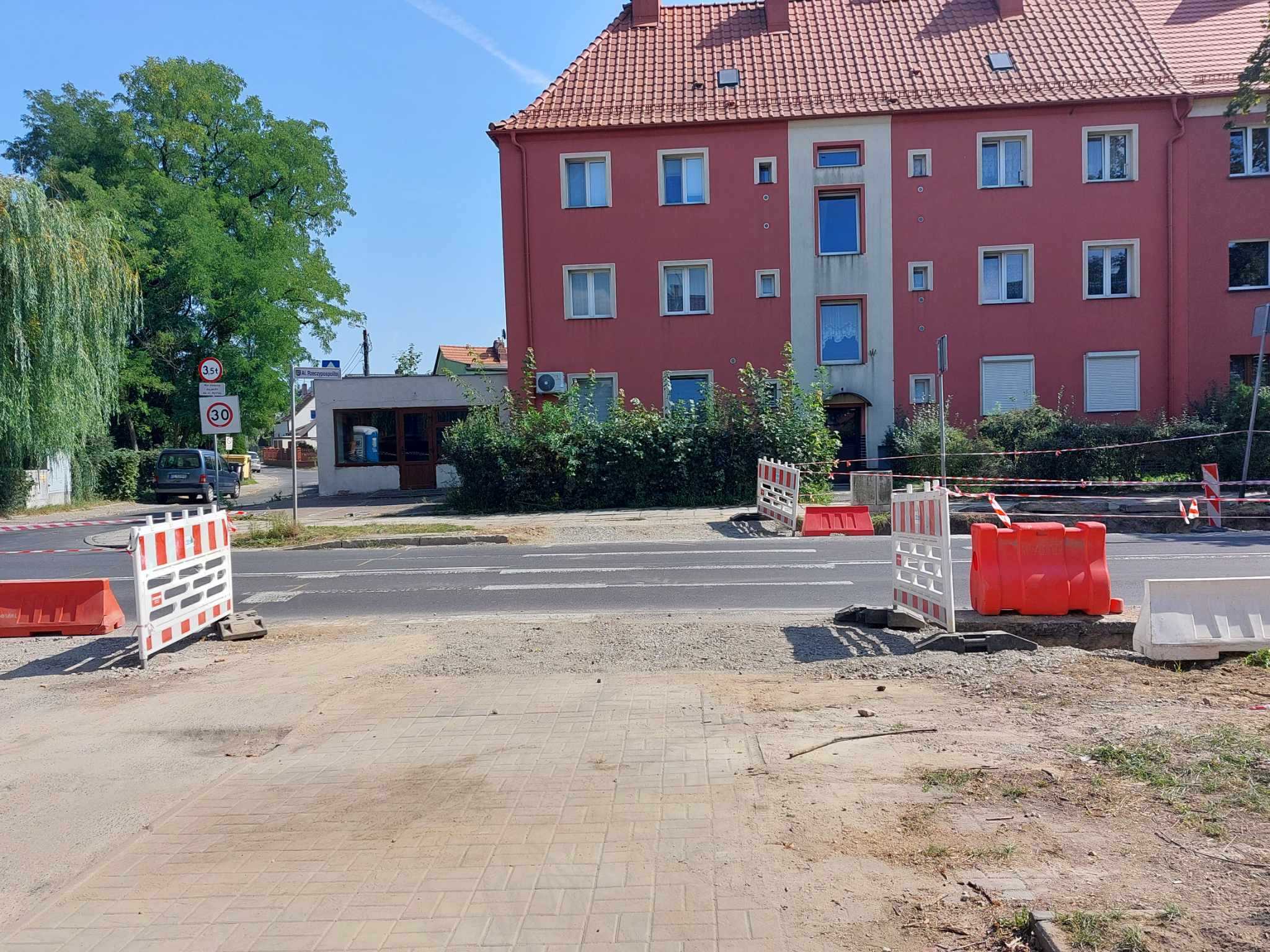 Protestowali przeciwko likwidacji  wjazdu na podwórze