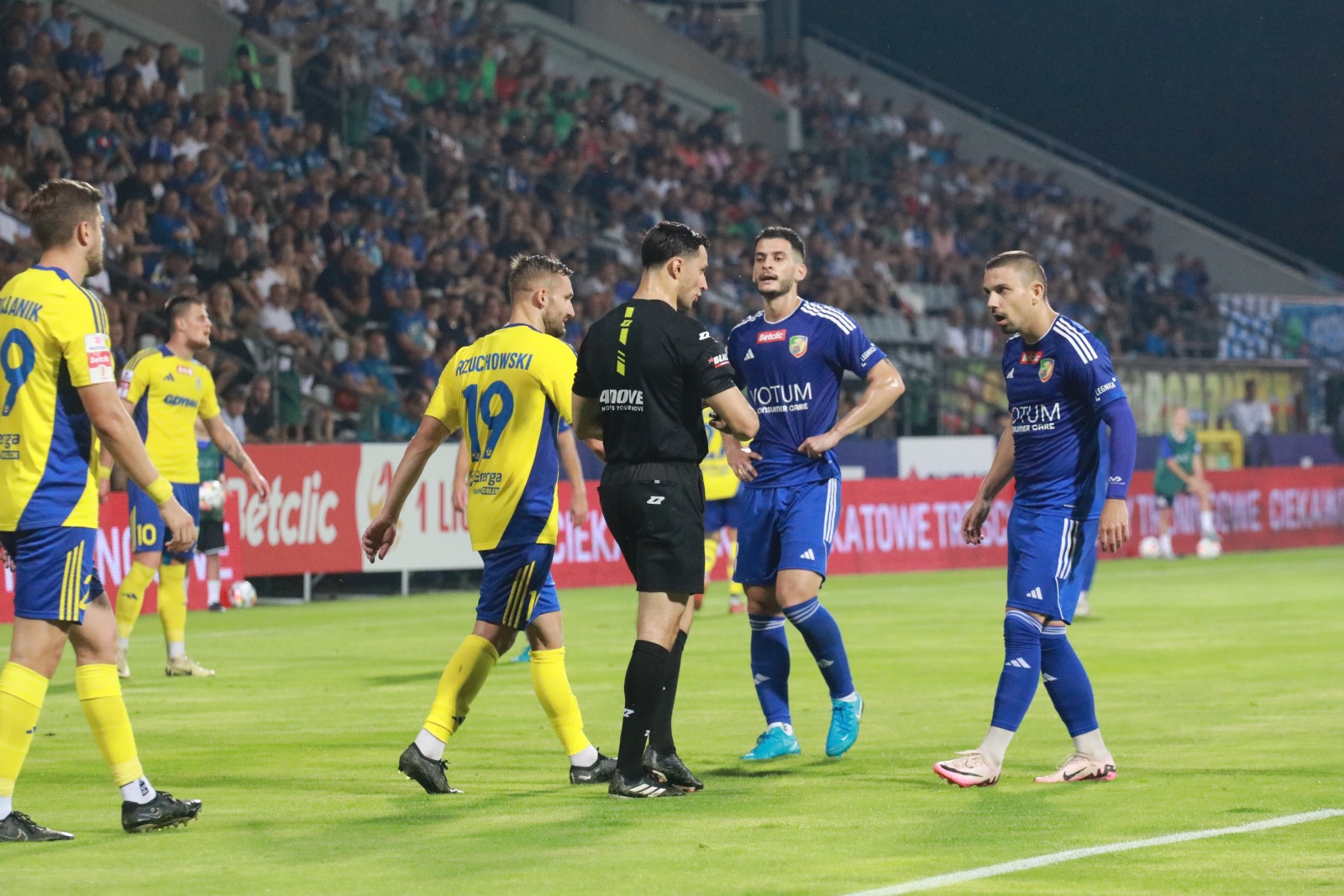 Legniczanie przegrali na własnym boisku z Arką Gdynia