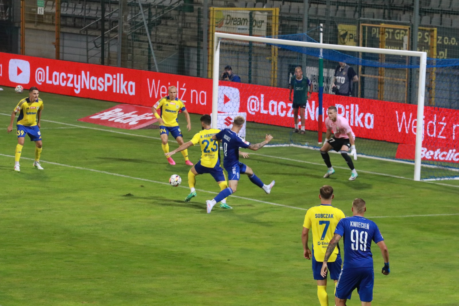 Legniczanie przegrali na własnym boisku z Arką Gdynia