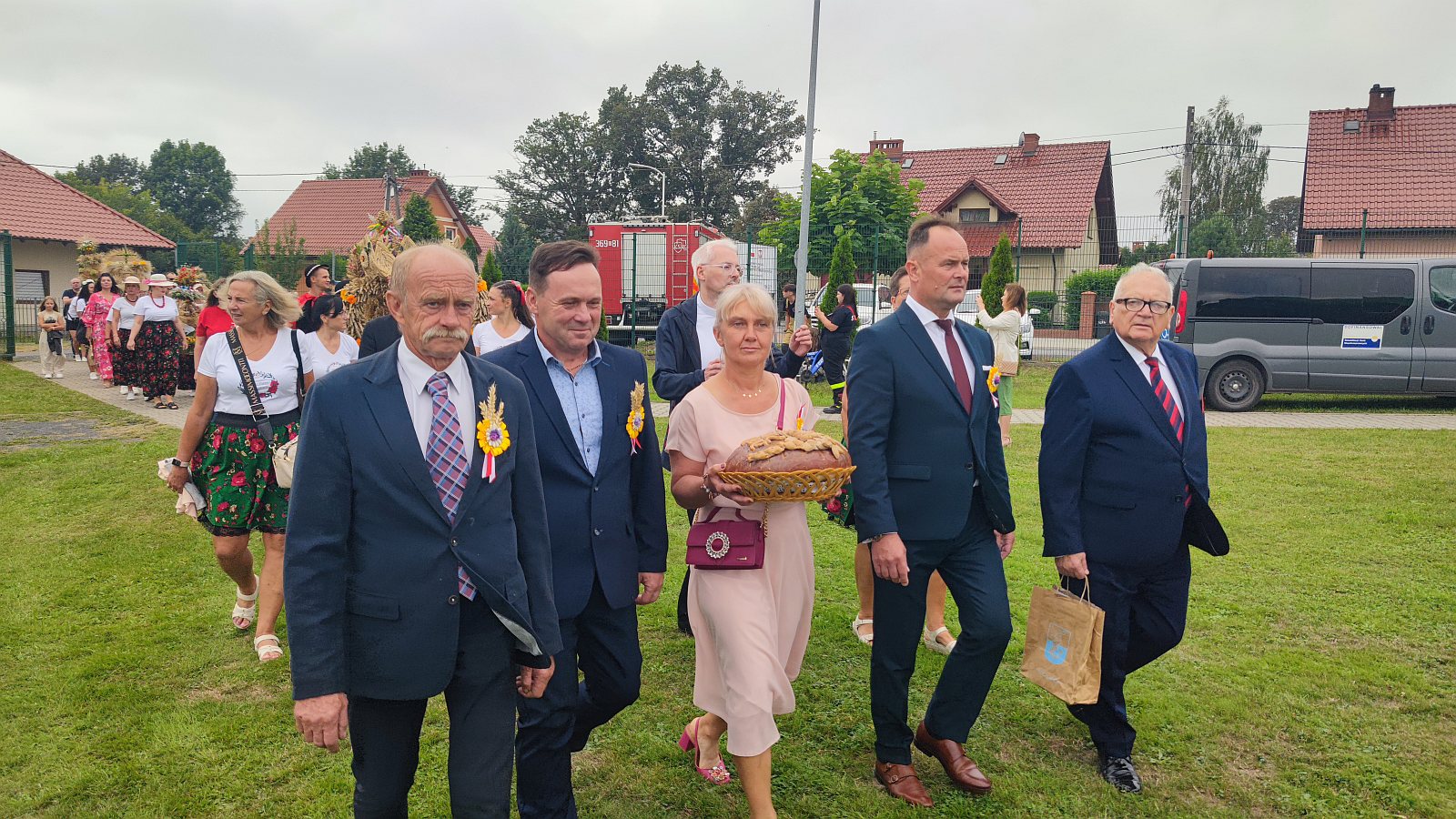 Otwarcie dożynek w Krotoszycach: prezentacja wieńców
