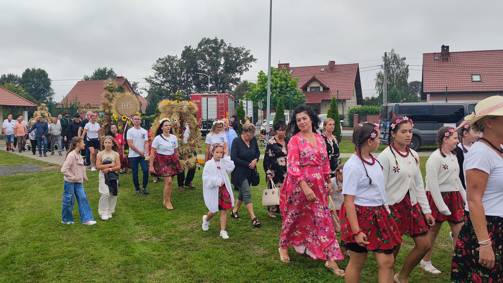 Otwarcie dożynek w Krotoszycach: prezentacja wieńców