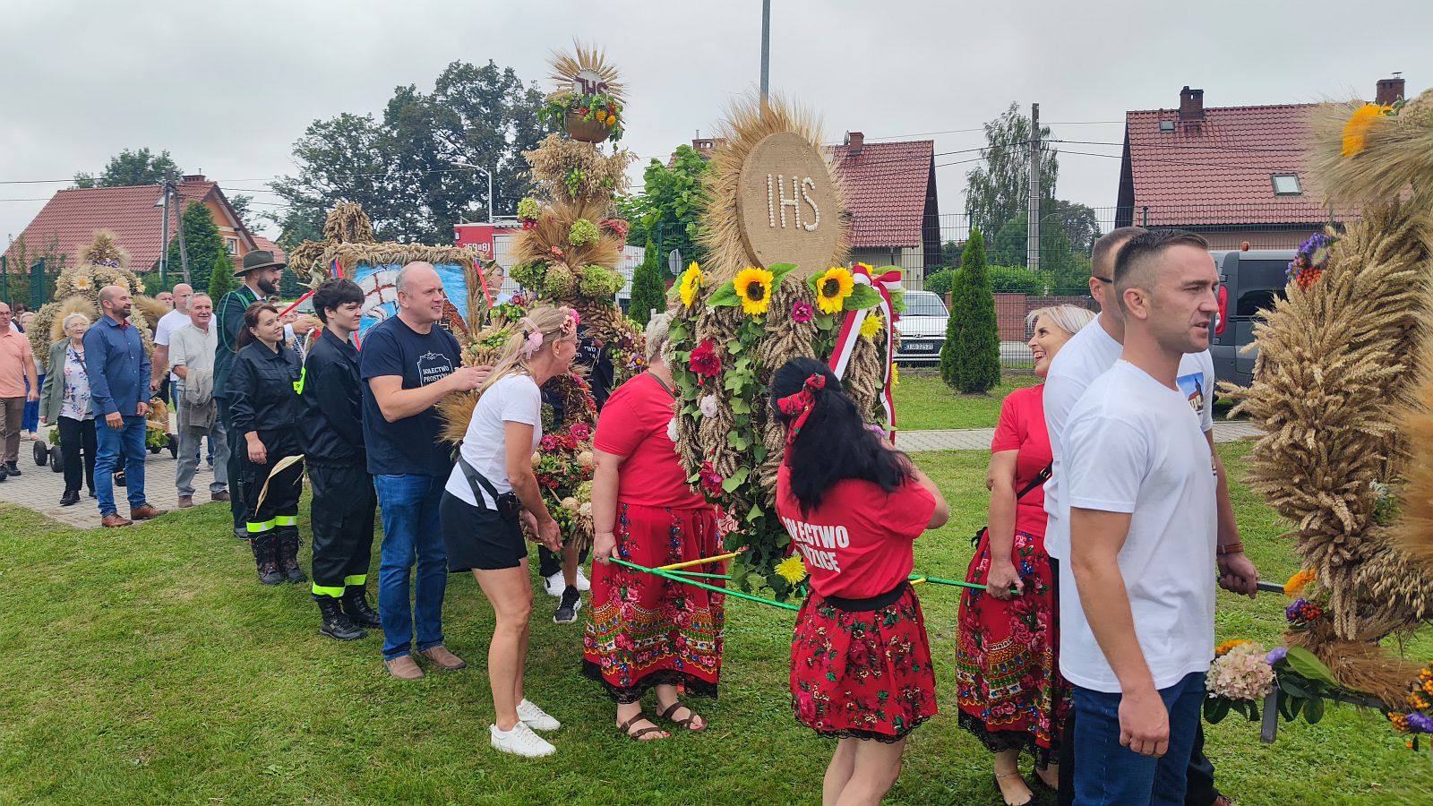 Otwarcie dożynek w Krotoszycach: prezentacja wieńców