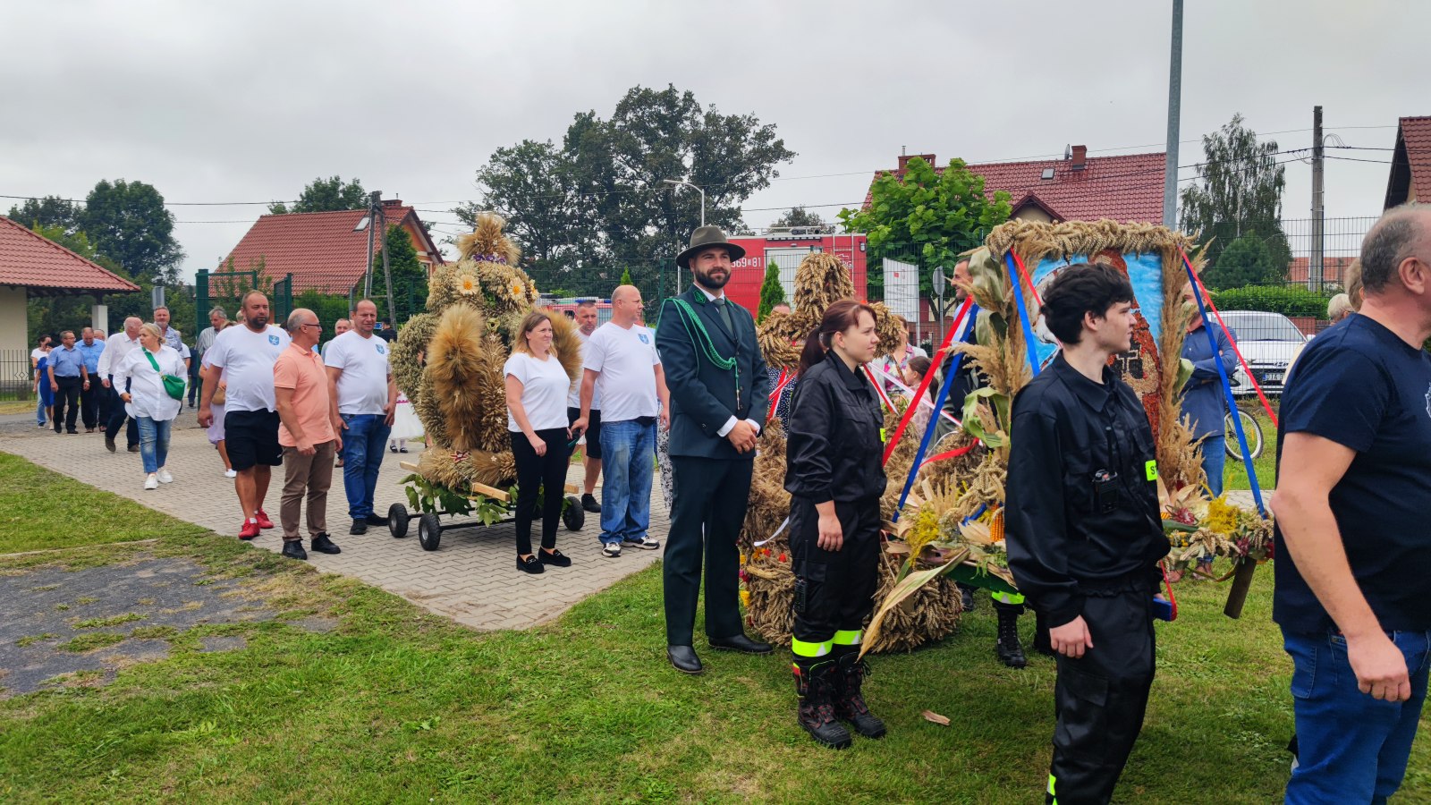 Otwarcie dożynek w Krotoszycach: prezentacja wieńców
