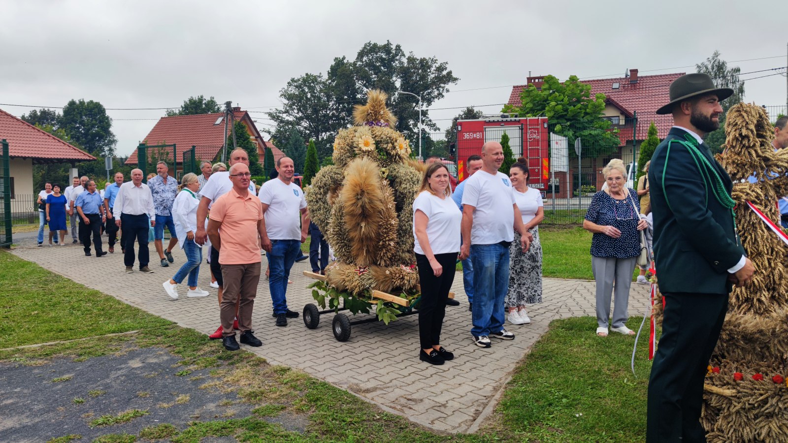 Otwarcie dożynek w Krotoszycach: prezentacja wieńców