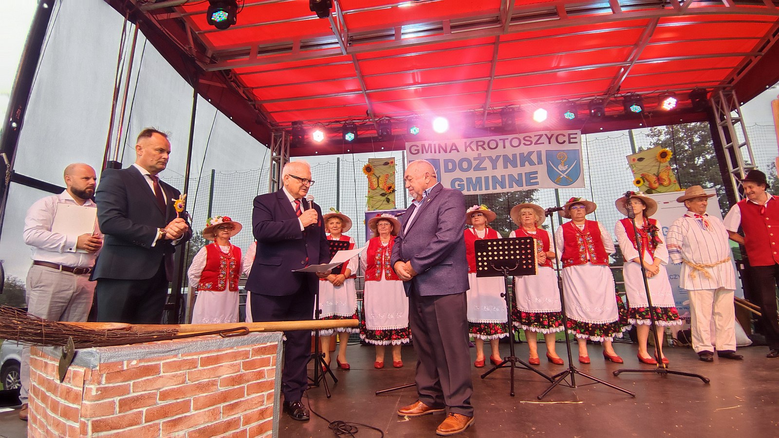 Otwarcie dożynek w Krotoszycach: prezentacja wieńców