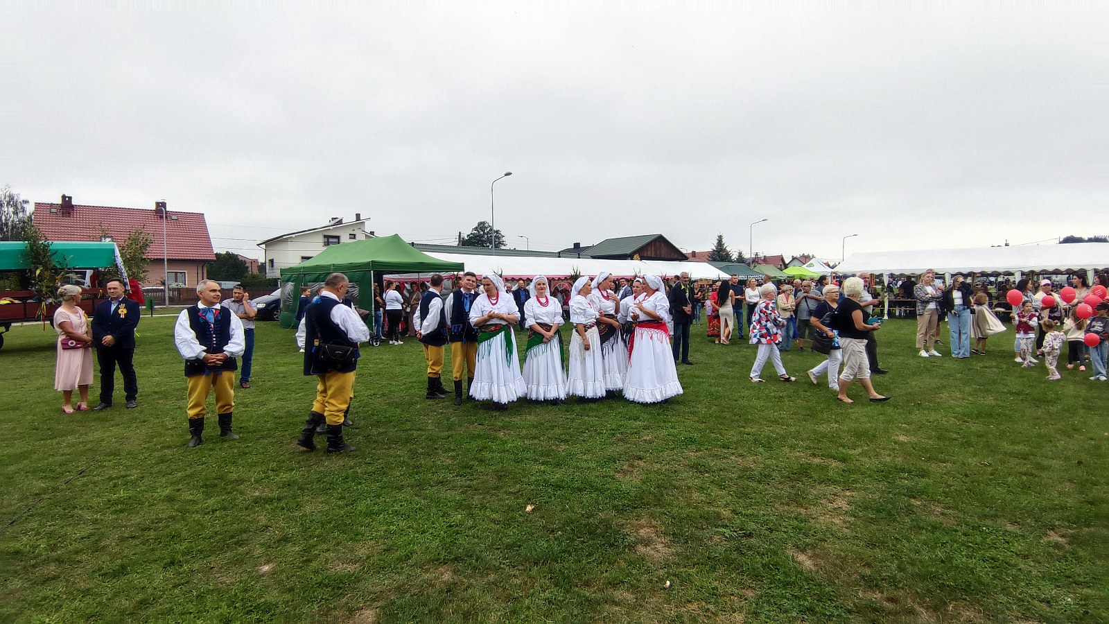Otwarcie dożynek w Krotoszycach: prezentacja wieńców