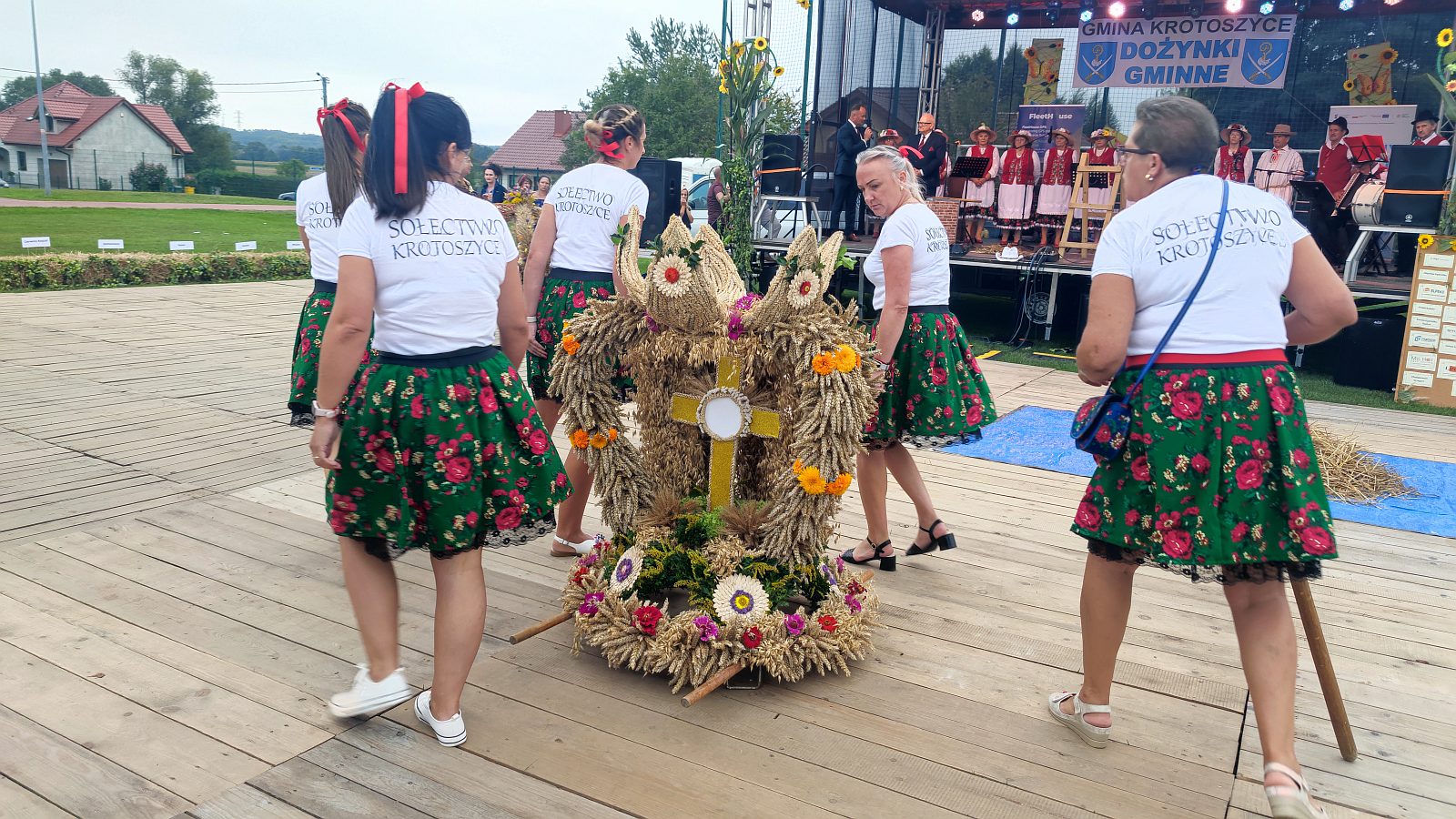Otwarcie dożynek w Krotoszycach: prezentacja wieńców