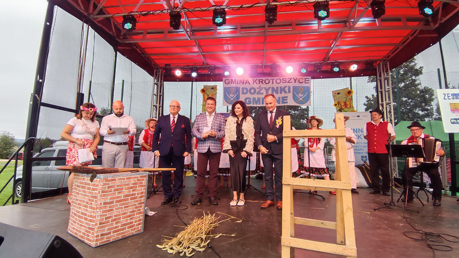 Otwarcie dożynek w Krotoszycach: prezentacja wieńców