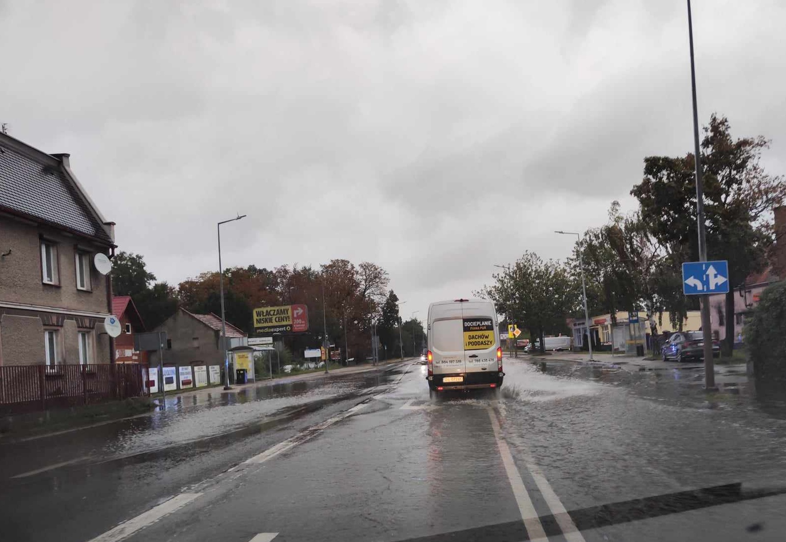 Ulice w Legnicy zalane. Służby pracują, deszcz nadal leje