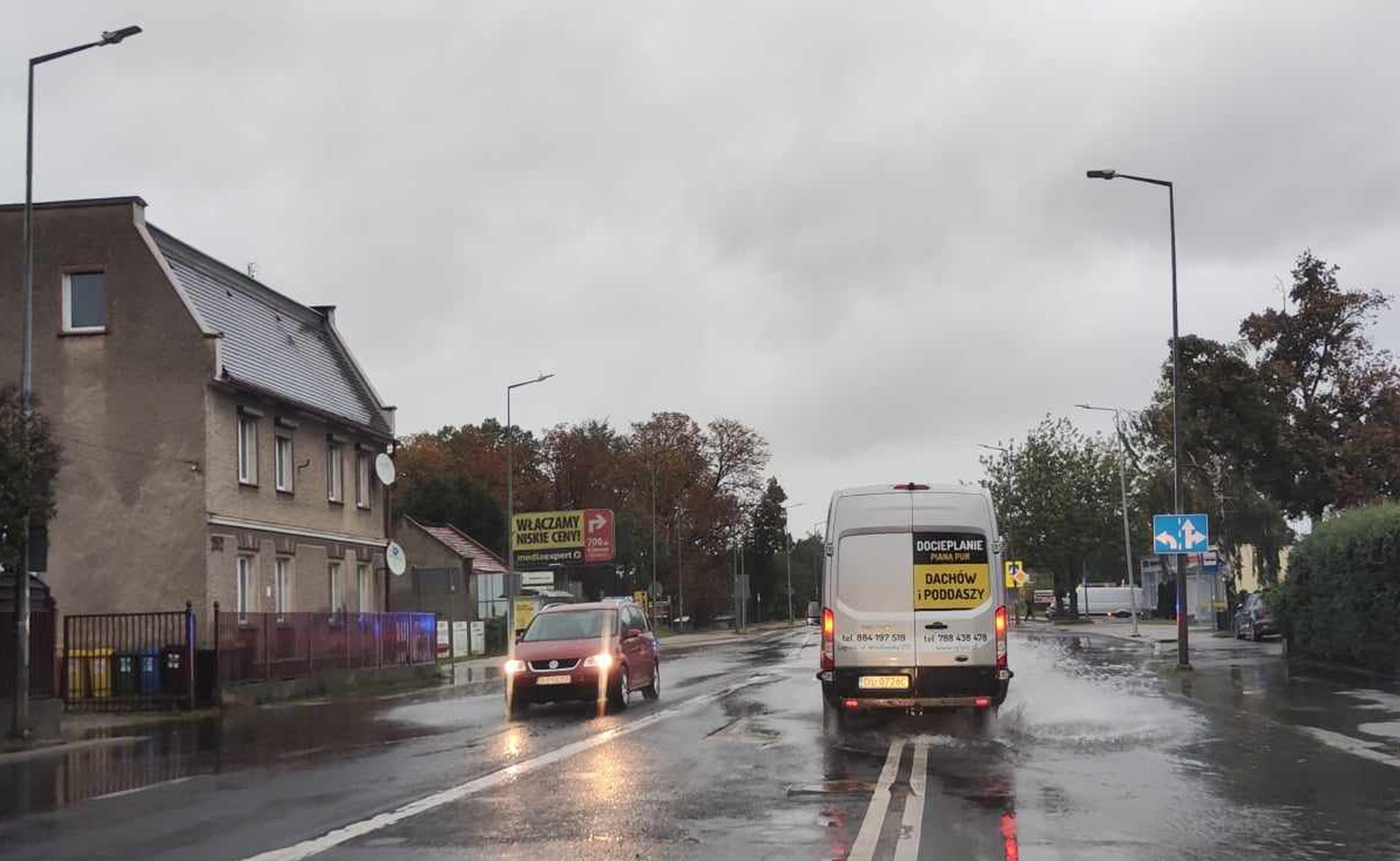 Ulice w Legnicy zalane. Służby pracują, deszcz nadal leje