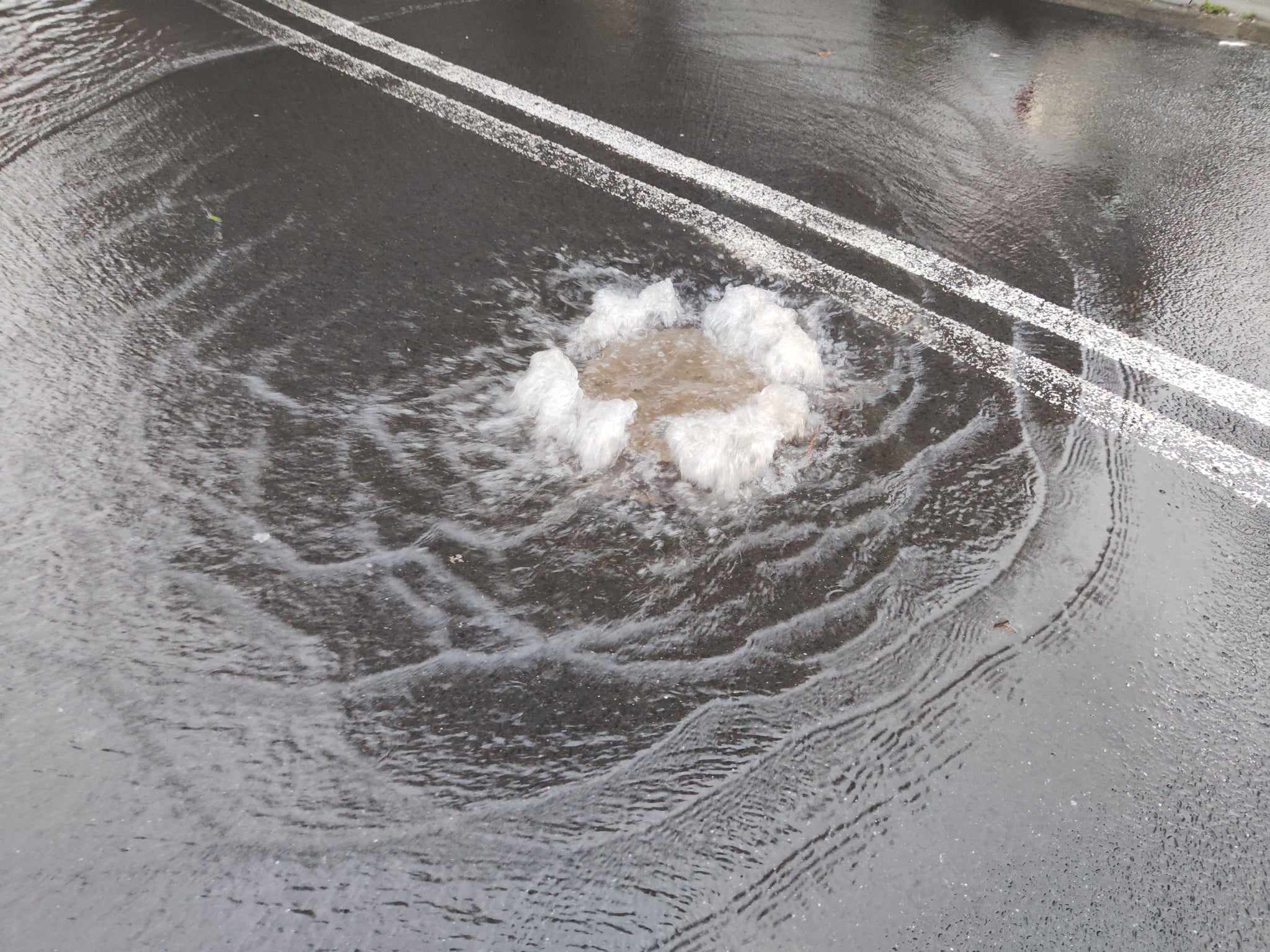 Ulice w Legnicy zalane. Służby pracują, deszcz nadal leje