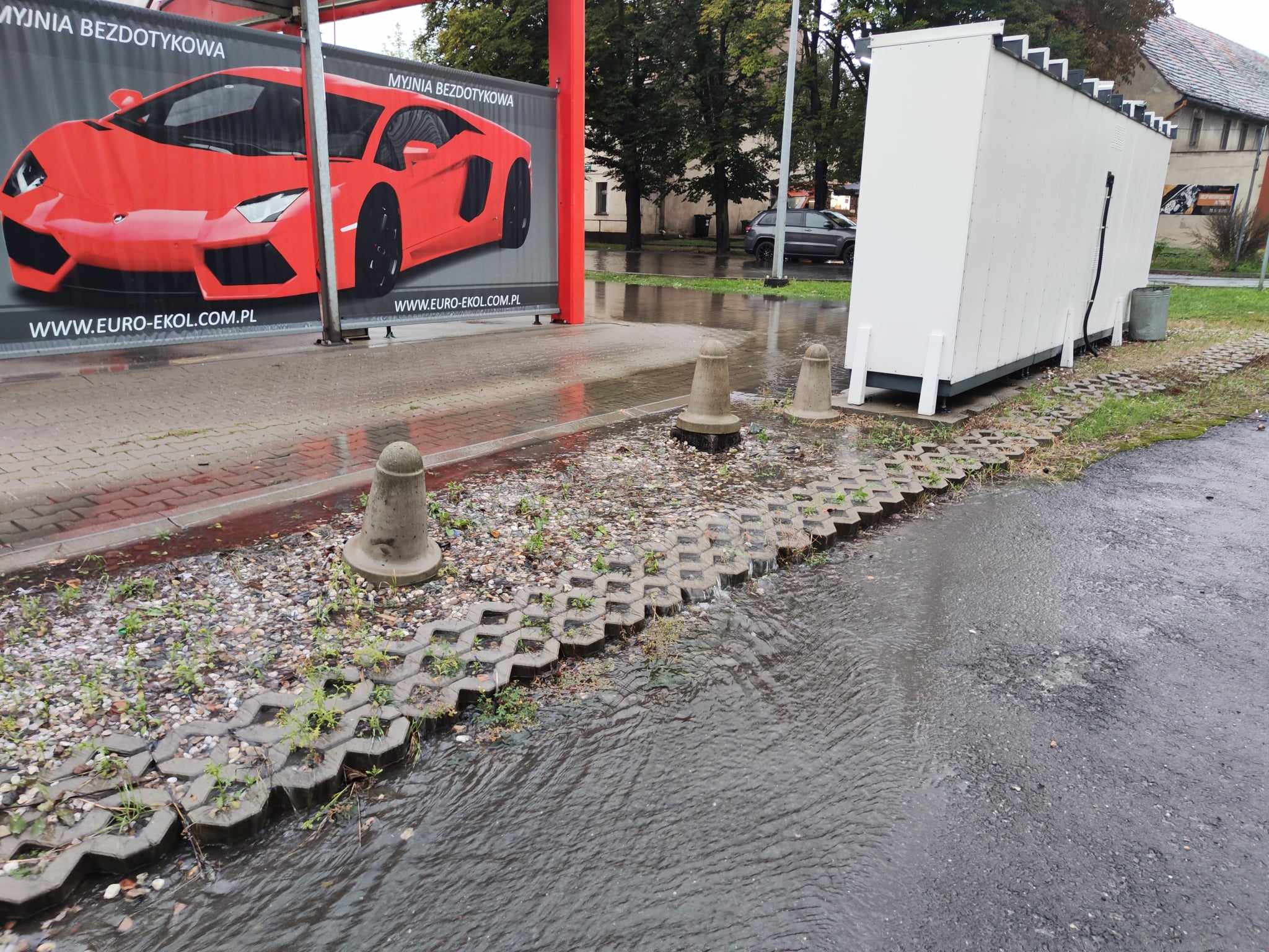 Ulice w Legnicy zalane. Służby pracują, deszcz nadal leje