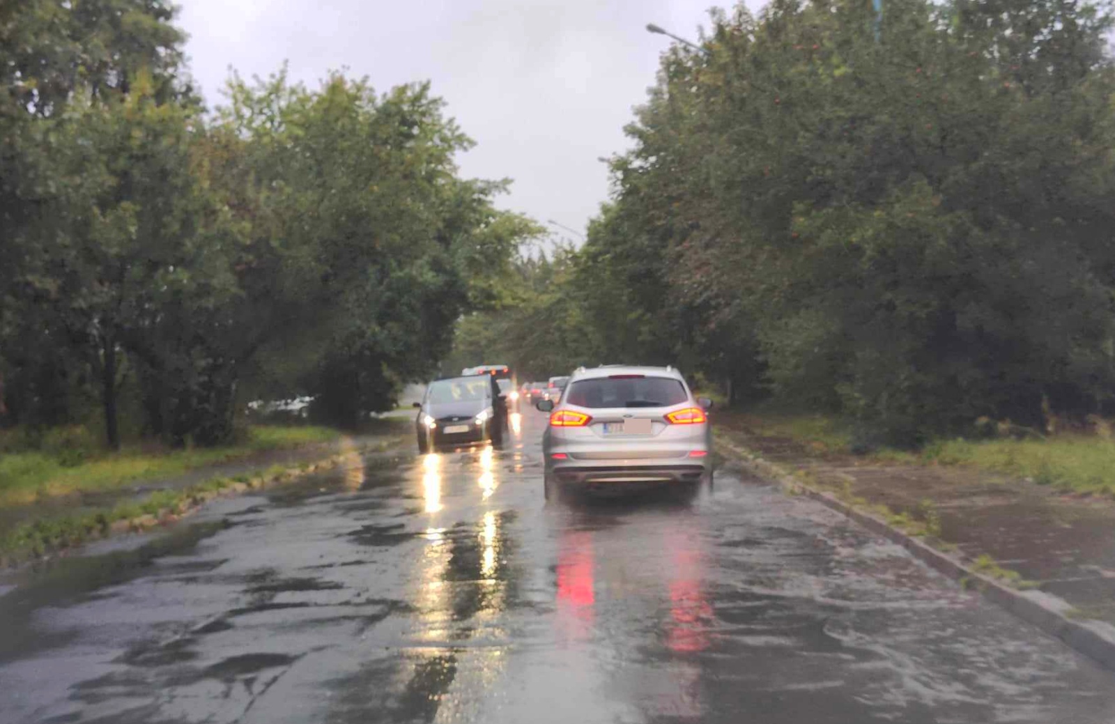 Ulice w Legnicy zalane. Służby pracują, deszcz nadal leje