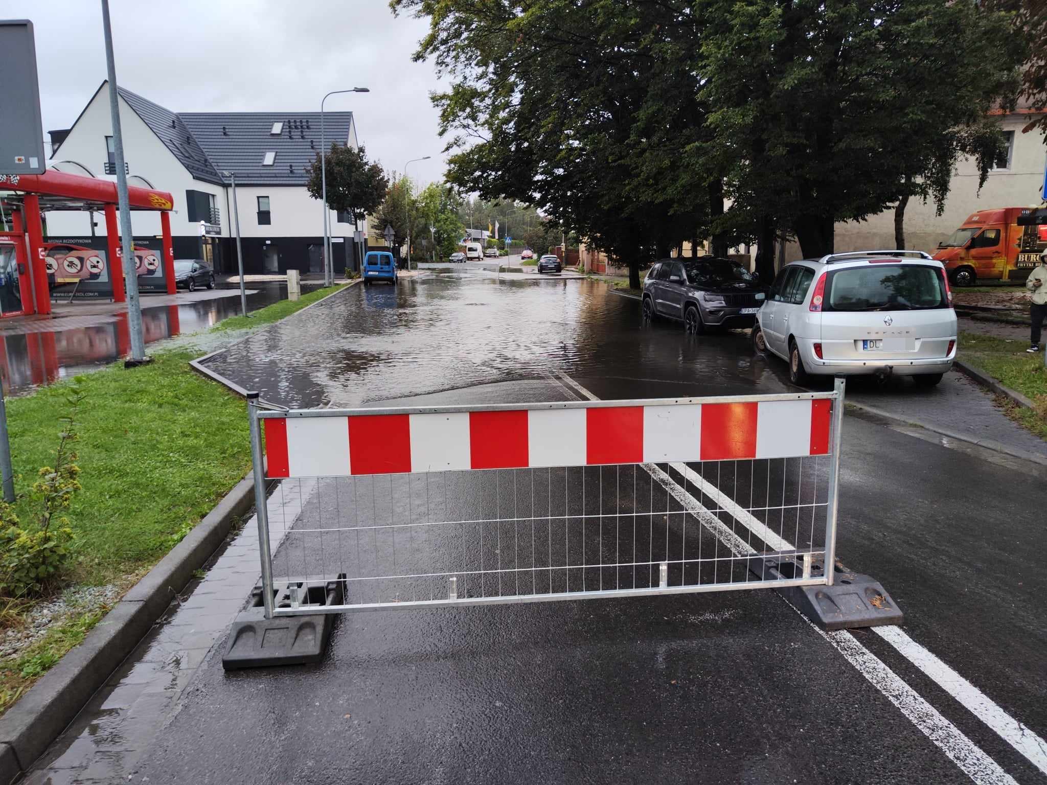 Ulice w Legnicy zalane. Służby pracują, deszcz nadal leje