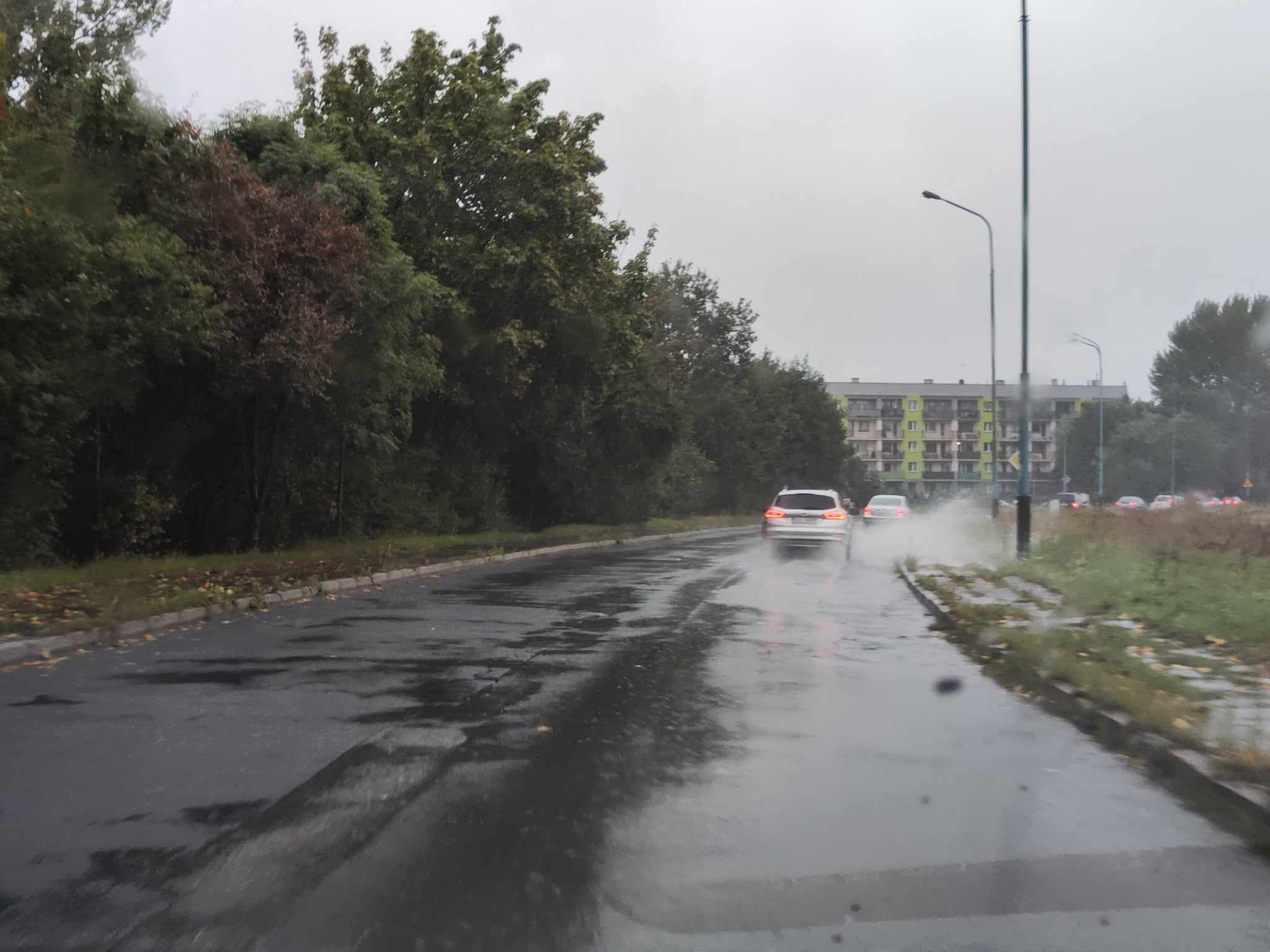 Ulice w Legnicy zalane. Służby pracują, deszcz nadal leje