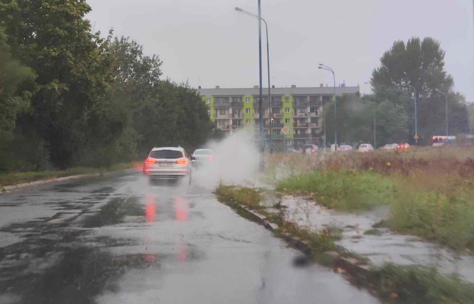 Ulice w Legnicy zalane. Służby pracują, deszcz nadal leje