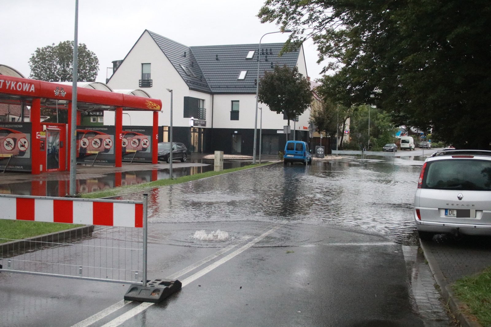 Ulice w Legnicy zalane. Służby pracują, deszcz nadal leje