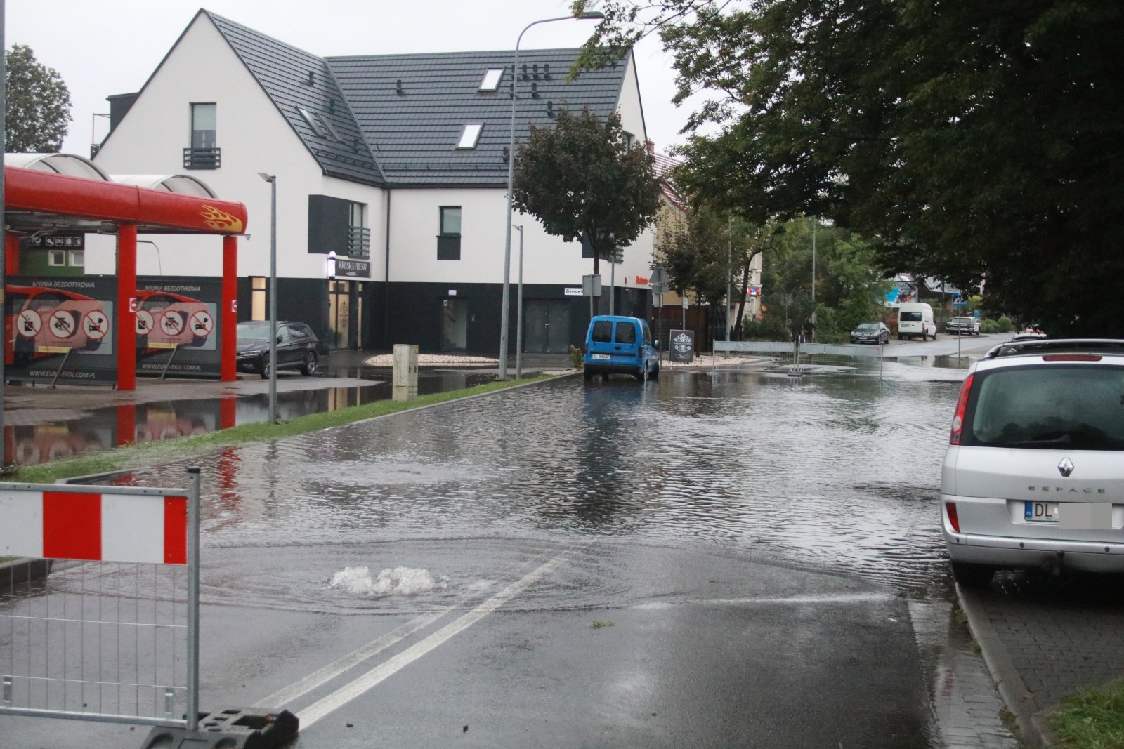 Ulice w Legnicy zalane. Służby pracują, deszcz nadal leje
