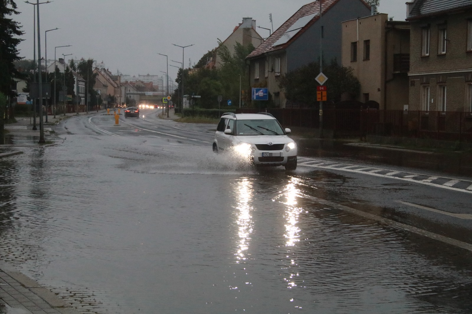Ulice w Legnicy zalane. Służby pracują, deszcz nadal leje