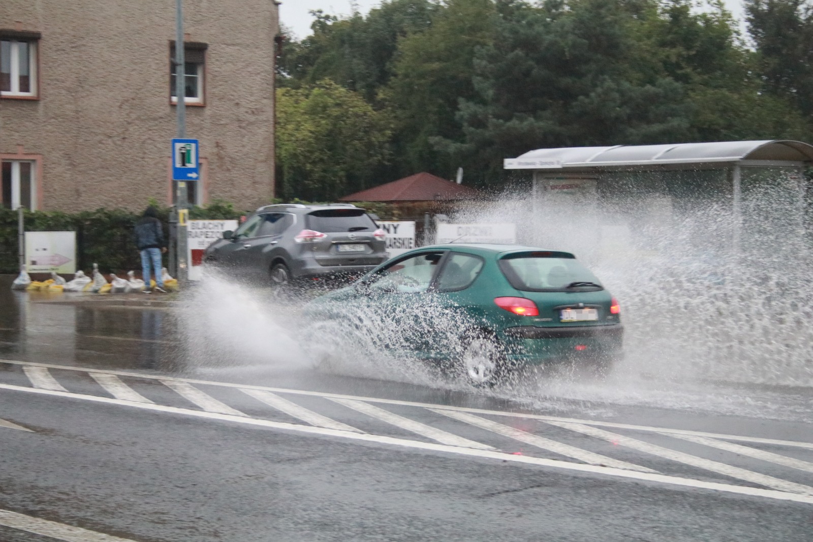 Ulice w Legnicy zalane. Służby pracują, deszcz nadal leje