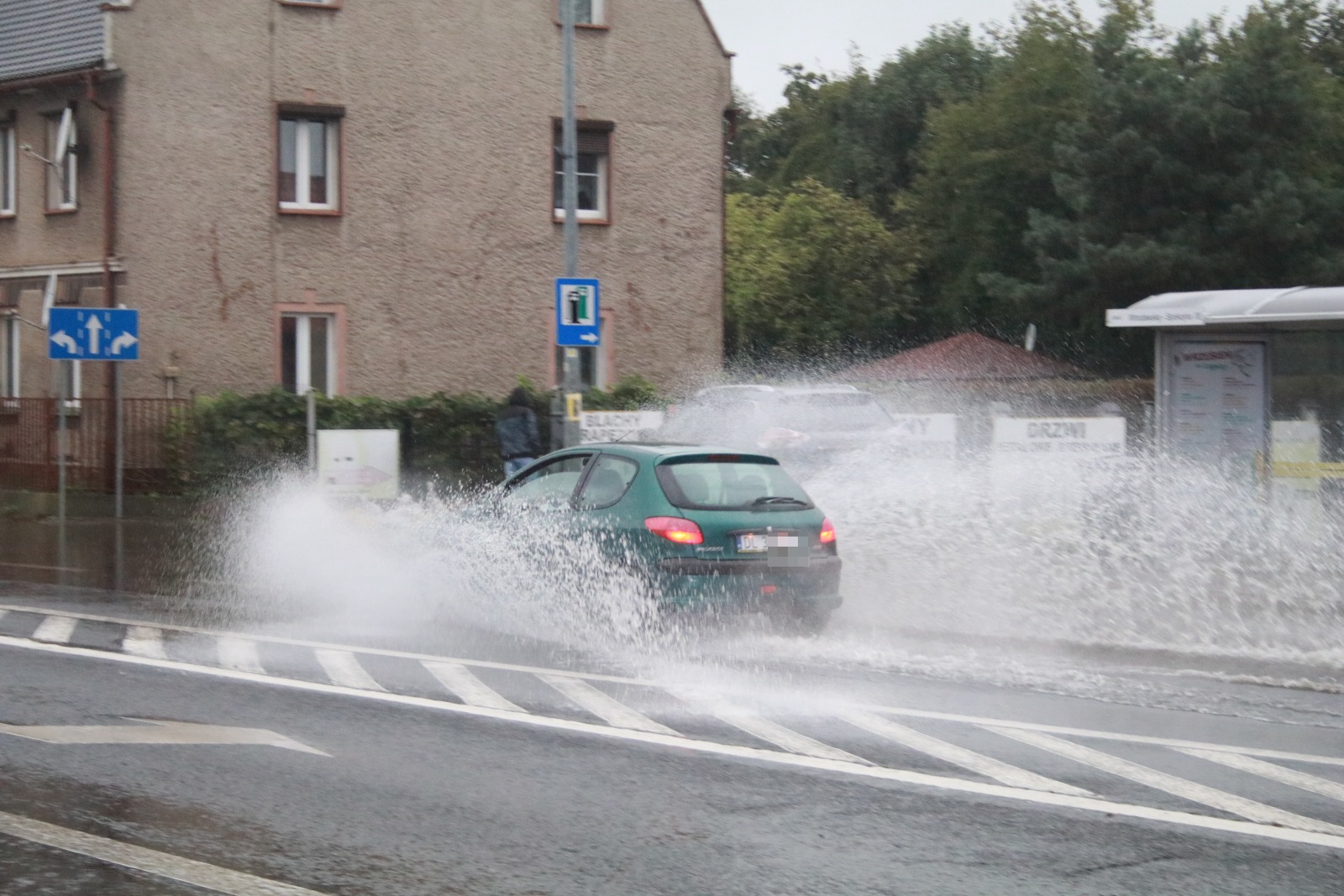 Ulice w Legnicy zalane. Służby pracują, deszcz nadal leje