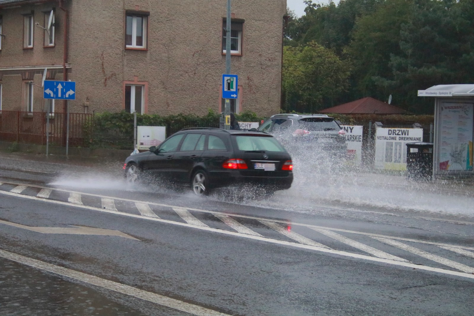 Ulice w Legnicy zalane. Służby pracują, deszcz nadal leje