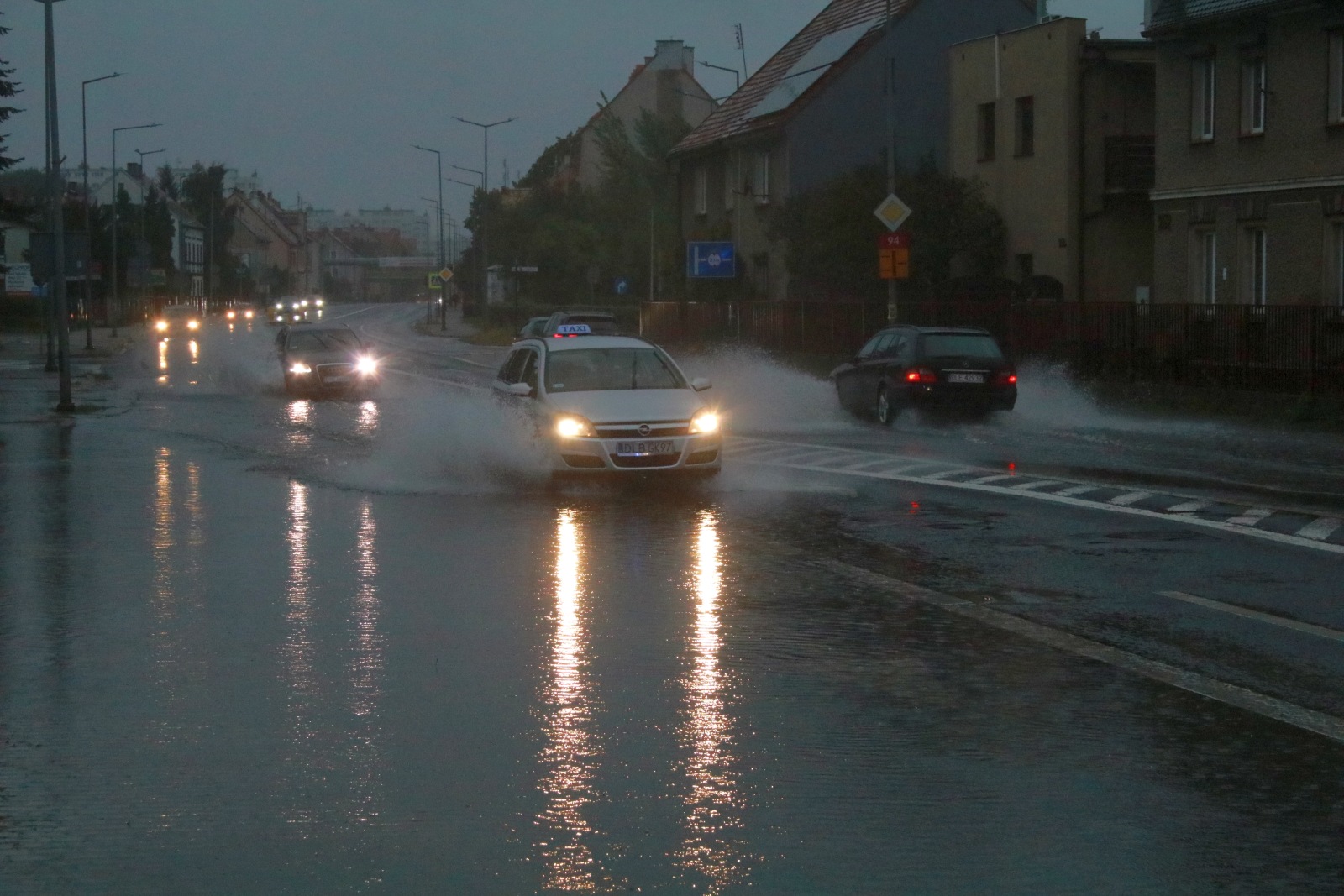 Ulice w Legnicy zalane. Służby pracują, deszcz nadal leje