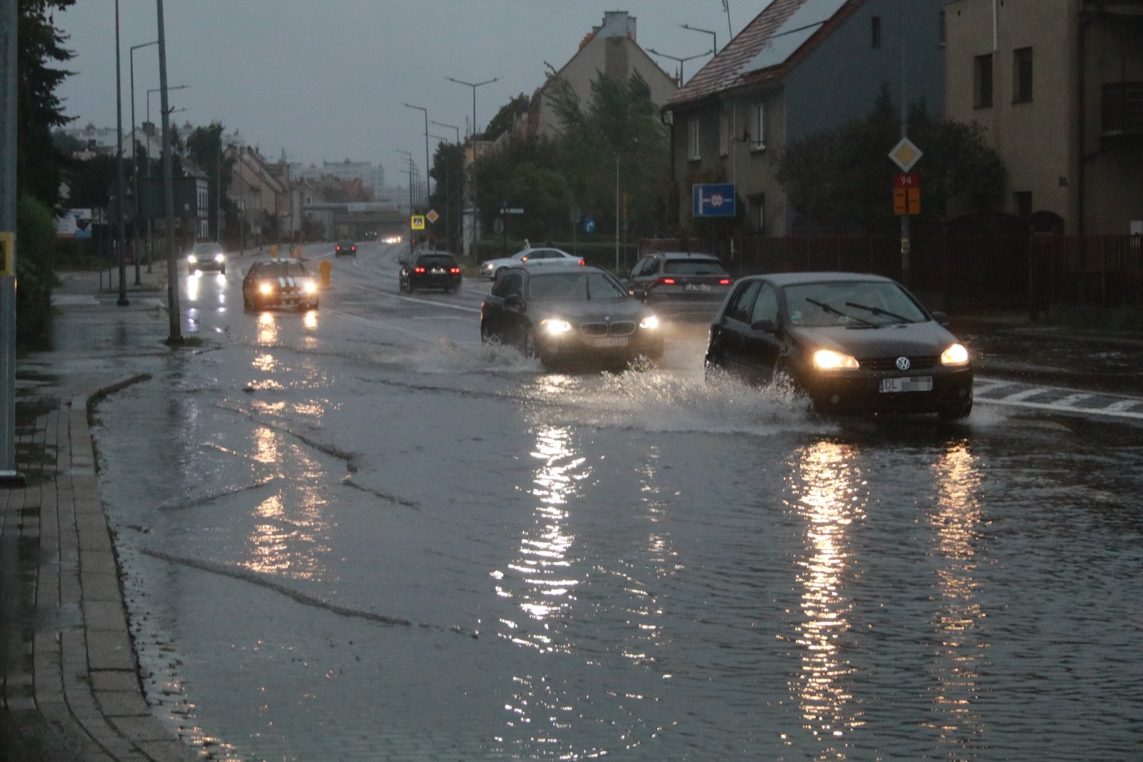 Ulice w Legnicy zalane. Służby pracują, deszcz nadal leje