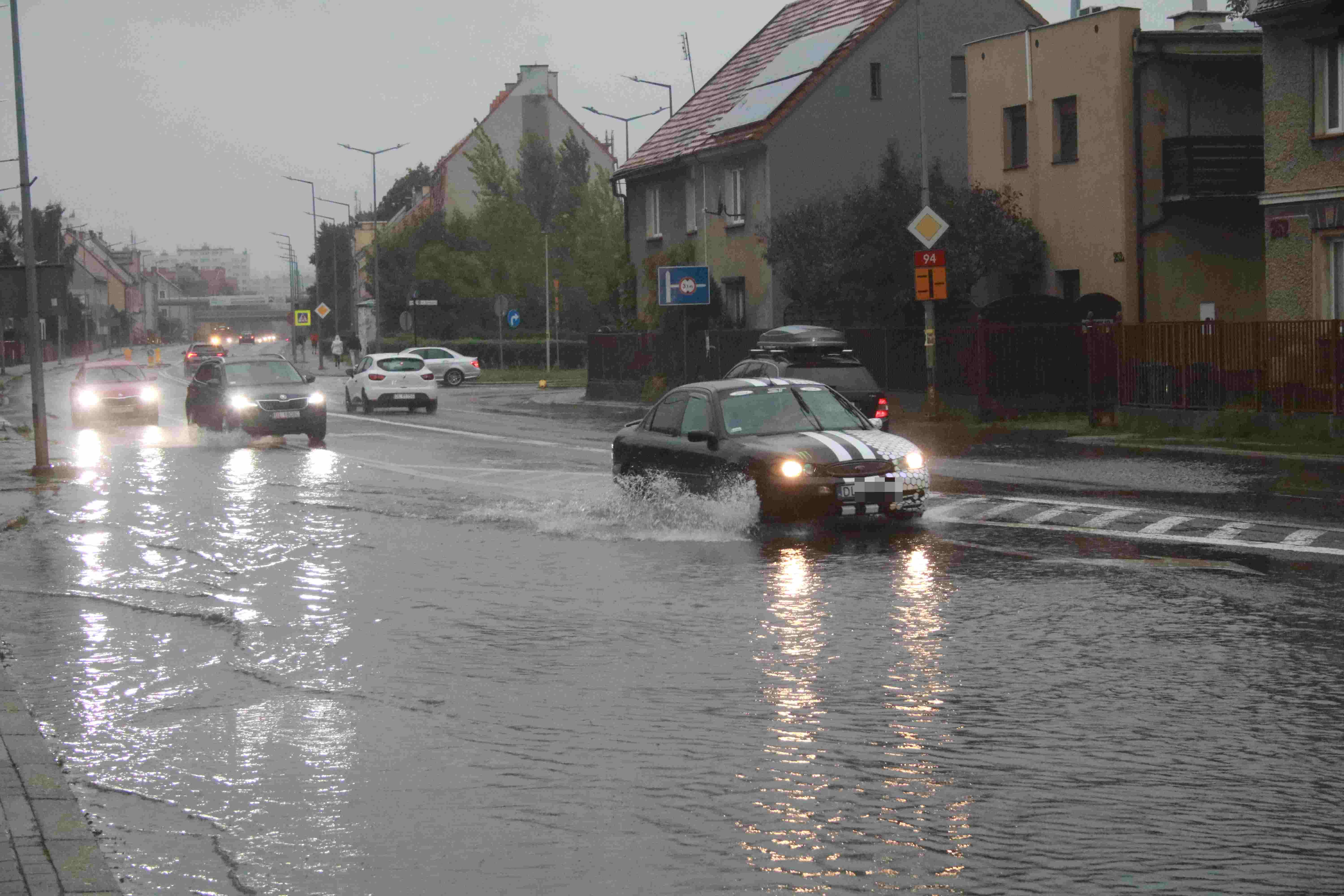 Ulice w Legnicy zalane. Służby pracują, deszcz nadal leje