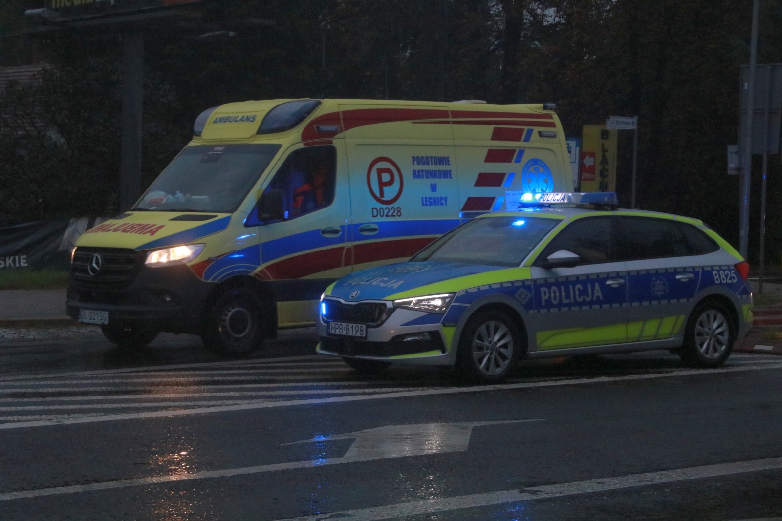 Ulice w Legnicy zalane. Służby pracują, deszcz nadal leje
