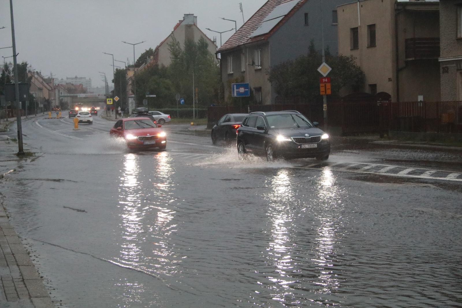 Ulice w Legnicy zalane. Służby pracują, deszcz nadal leje