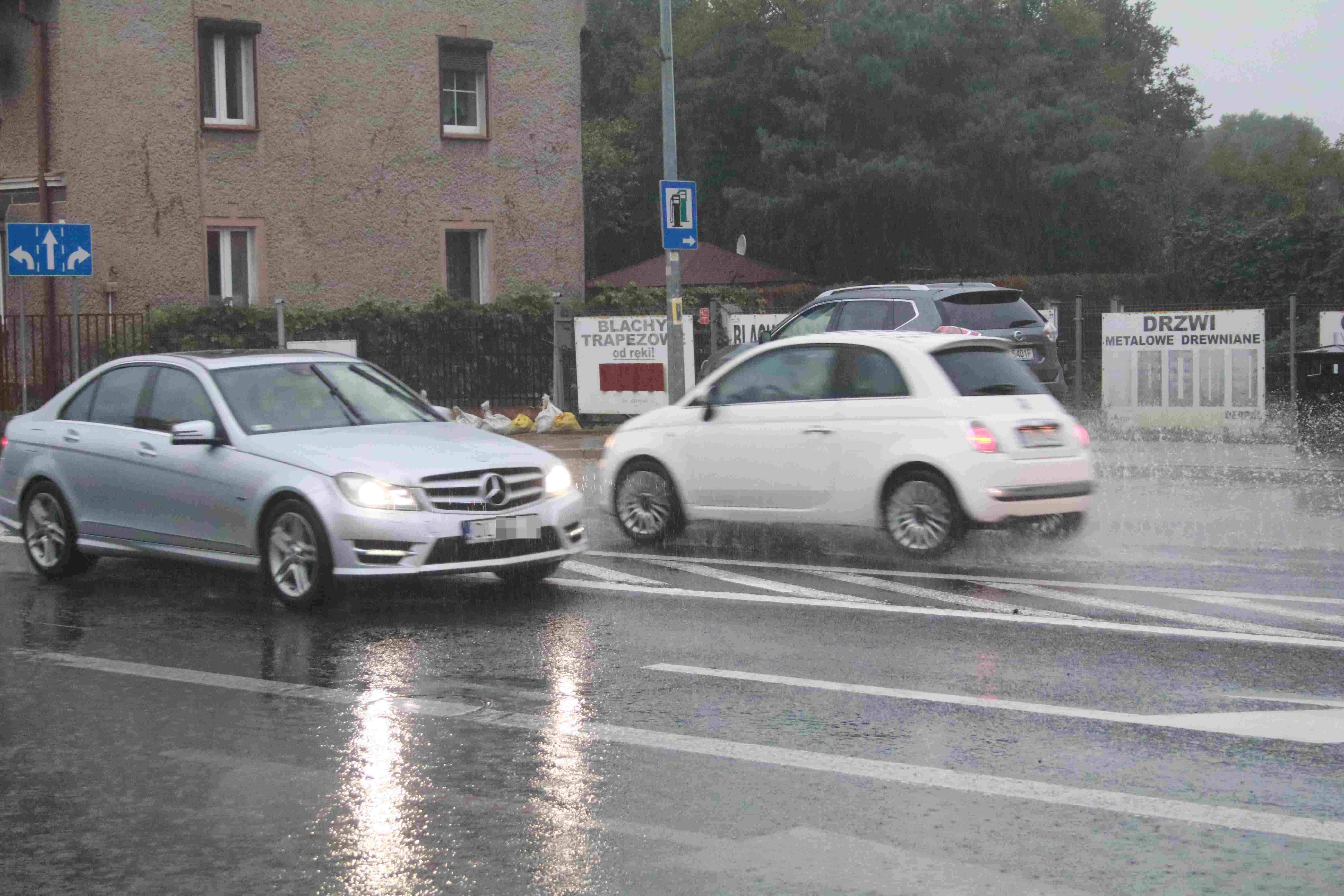 Ulice w Legnicy zalane. Służby pracują, deszcz nadal leje