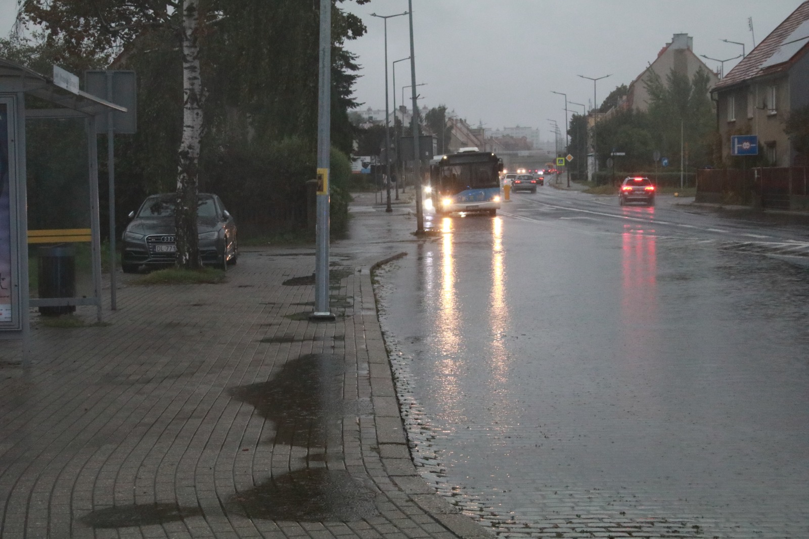 Ulice w Legnicy zalane. Służby pracują, deszcz nadal leje