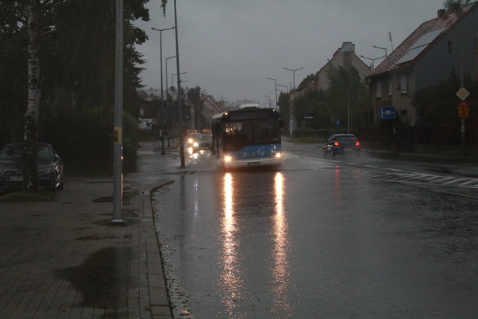 Ulice w Legnicy zalane. Służby pracują, deszcz nadal leje