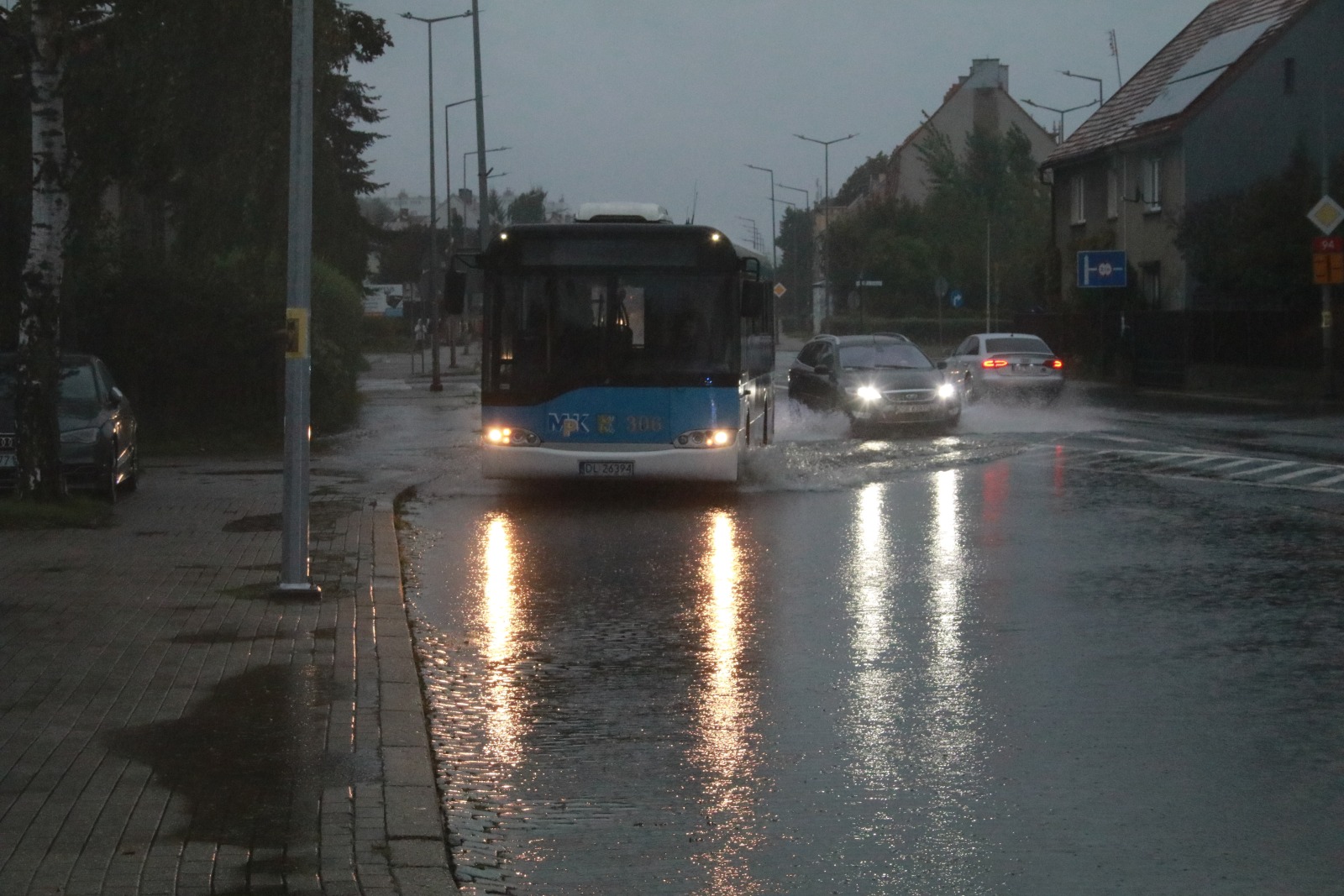 Ulice w Legnicy zalane. Służby pracują, deszcz nadal leje