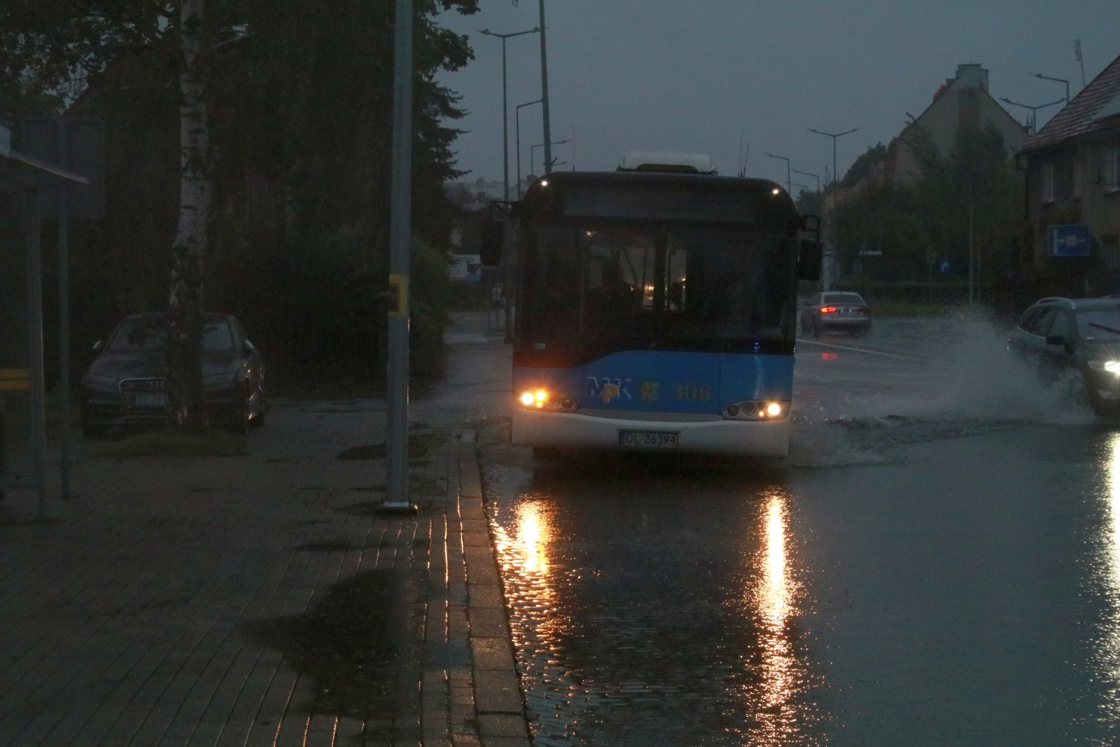 Ulice w Legnicy zalane. Służby pracują, deszcz nadal leje