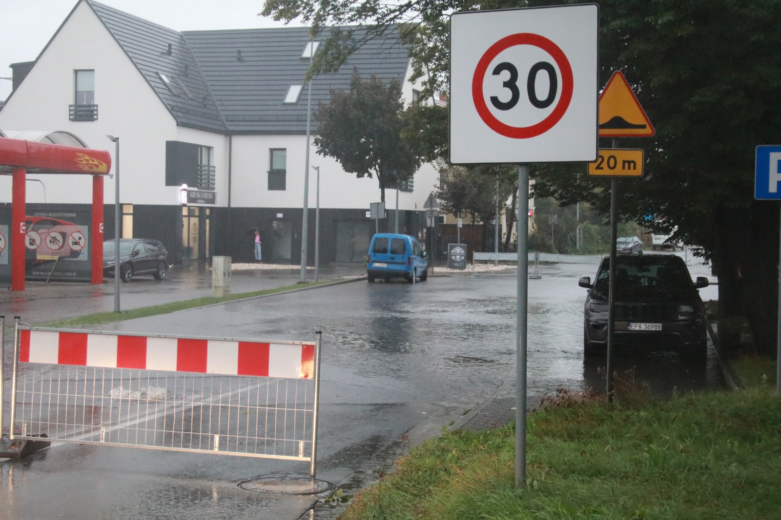 Ulice w Legnicy zalane. Służby pracują, deszcz nadal leje