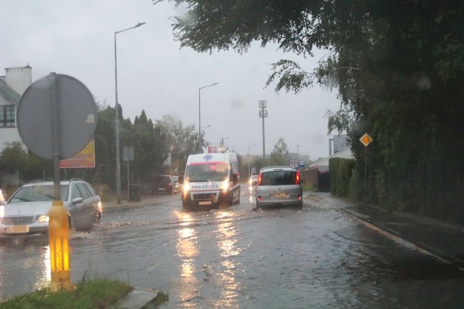 Ulice w Legnicy zalane. Służby pracują, deszcz nadal leje