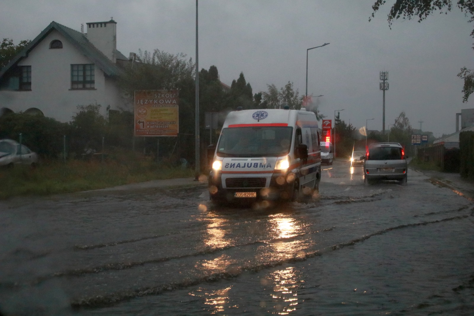 Ulice w Legnicy zalane. Służby pracują, deszcz nadal leje