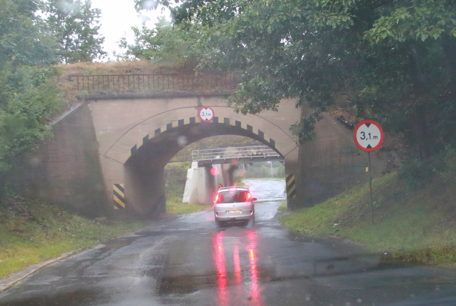 Ulice w Legnicy zalane. Służby pracują, deszcz nadal leje