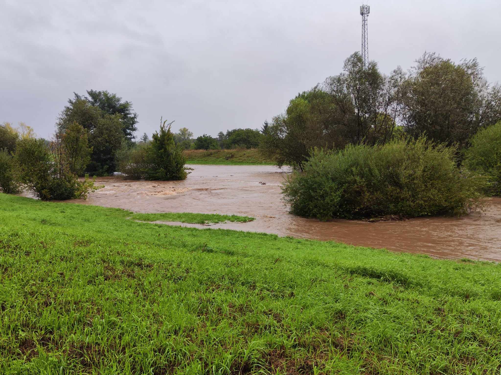Poziom rzeki Kaczawy cały czas rośnie. Zobacz aktualne zdjęcia